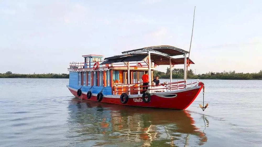 A peaceful boat ride on the Thu Bon River allows you to fully experience the tranquil charm of Hoi An’s countryside